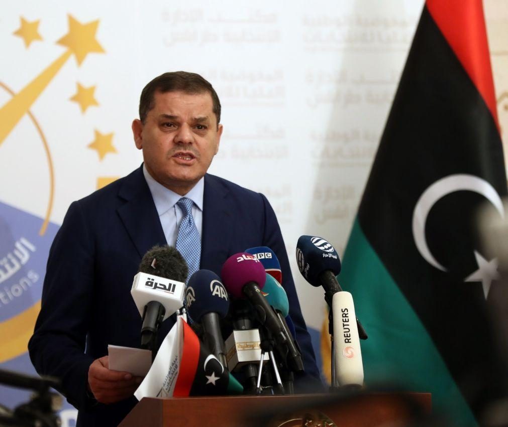 Foguetes atingiram a residência do primeiro-ministro Dbeibé da Líbia