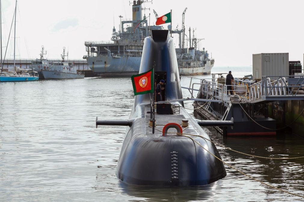 Sumbmarino Arpão navega pela primeira vez debaixo do gelo Ártico em missão da NATO