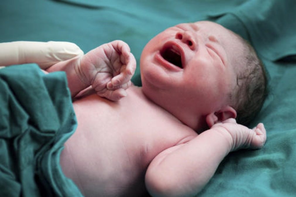 Recém-nascido teve de ser reanimado por anestesistas. Não havia pediatra na maternidade
