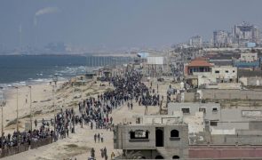 Centeas de palestinianos tentam marcha para regressar a casa no norte de Gaza