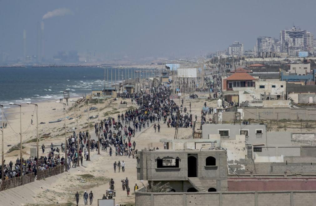 Centeas de palestinianos tentam marcha para regressar a casa no norte de Gaza