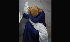 Fotografia do ano do World Press Photo retrata palestiniana abraçada à sobrinha morta