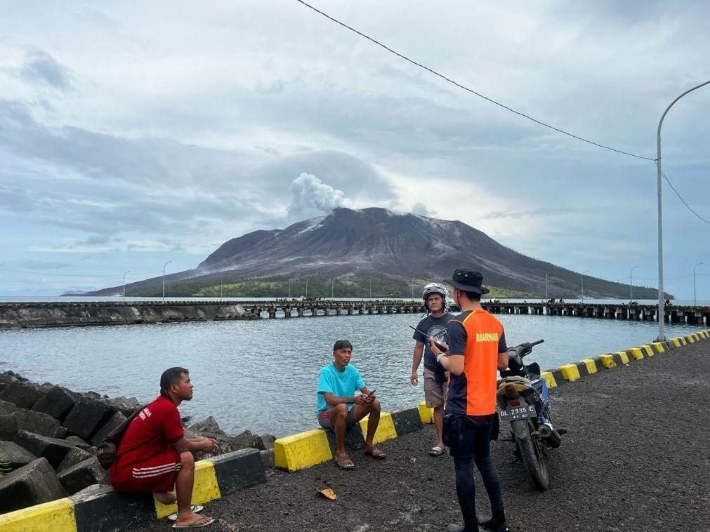 Milhares de pessoas retiradas de zona de vulcão indonésio devido a risco de 'tsunami'