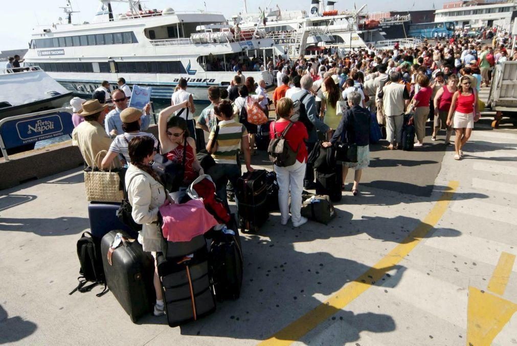 Acidente com 'ferry' no porto de Nápoles provoca pelo menos 44 feridos