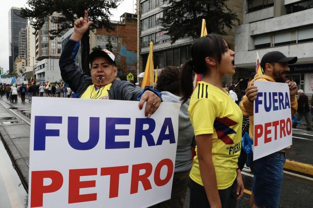 Dezenas de milhares manifestaram-se na Colômbia contra governo de Gustavo Petro