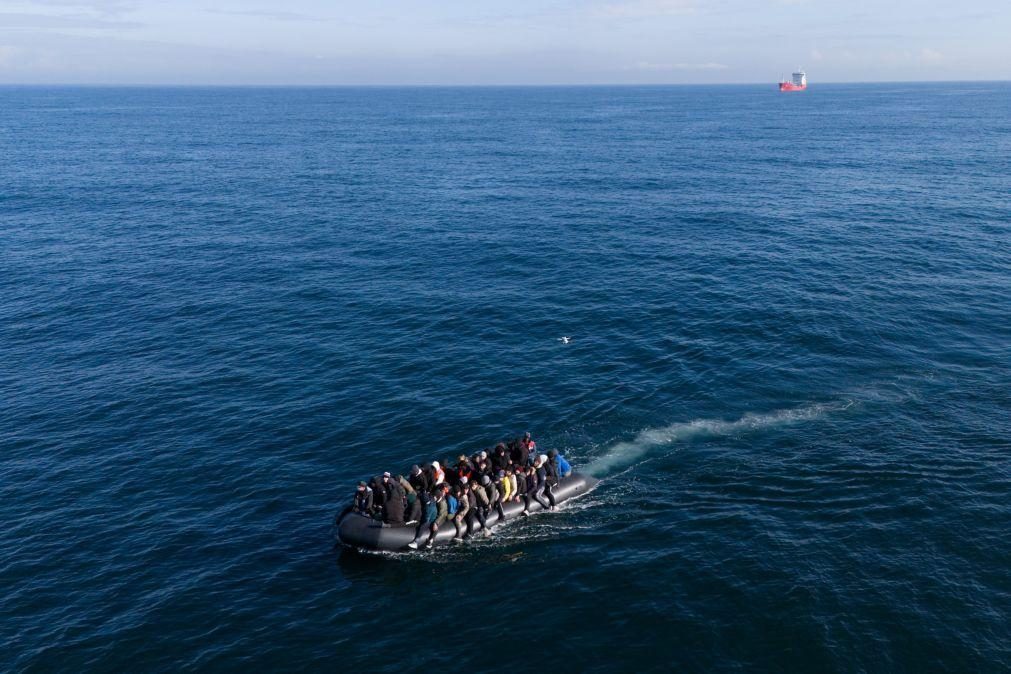 Pelo menos cinco migrantes morreram em tentativa de atravessar o Canal da Mancha