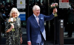 Rei Carlos III retoma atividades públicas após diagnóstico de cancro