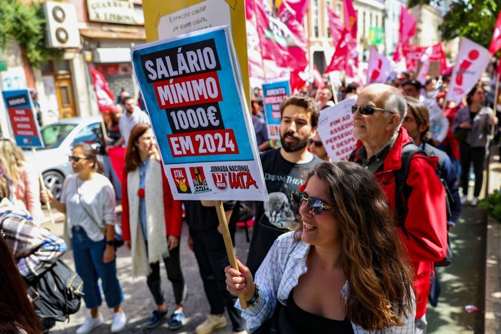 Comemoração do dia do Trabalhador junta milhares de pessoas frente à Fonte Luminosa, em Lisboa