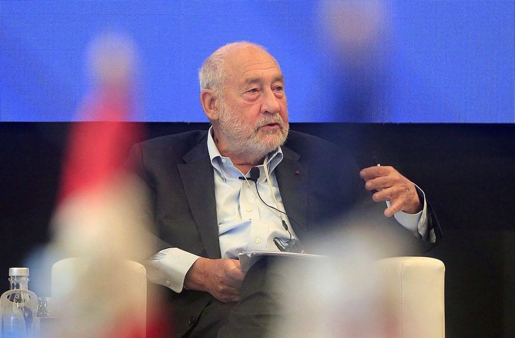 Nobel Stiglitz defende que IA pode libertar trabalhadores para combate às alterações climáticas
