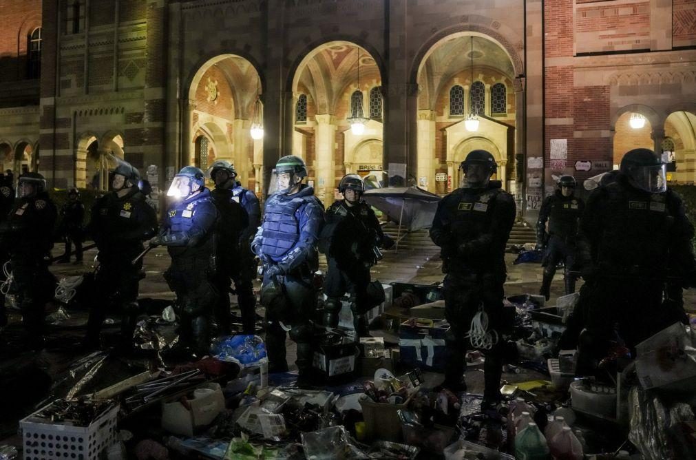 Detenções, lixo e desilusão no protesto pró-Palestina desmantelado pela polícia em UCLA