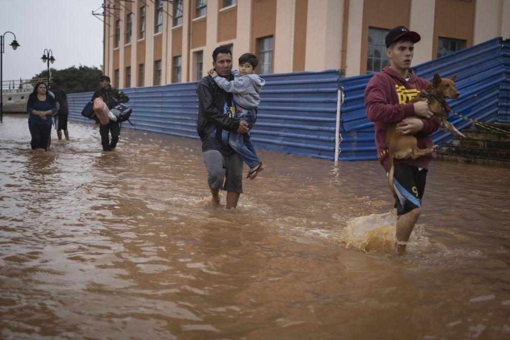 Chuvas torrenciais e cheias provocam 40 mortos no sul do Brasil