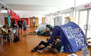 Cerca de 30 estudantes acampam em faculdade em Lisboa para reclamar fim da guerra e dos fósseis
