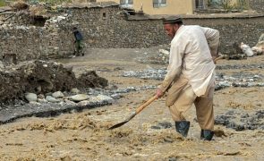 Mais de 200 mortos em cheias repentinas no Afeganistão