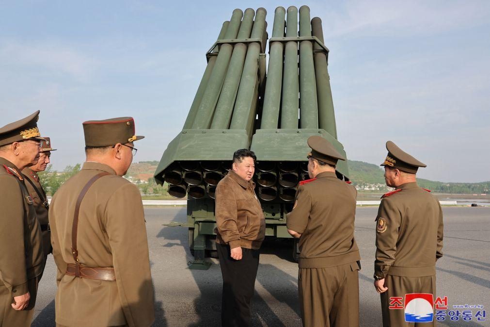 Kim Jong-un visita fábricas de armas e destaca capacidade produtiva 