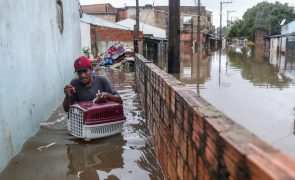 Brasil regista 148 mortes nas inundações, Lula da Silva adia viagem ao Chile