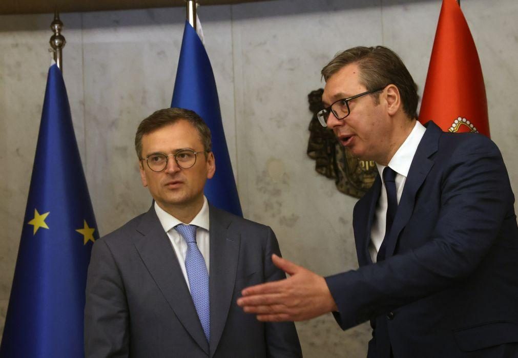 MNE Kuleba aborda integração na UE com homólogo em visita à Sérvia