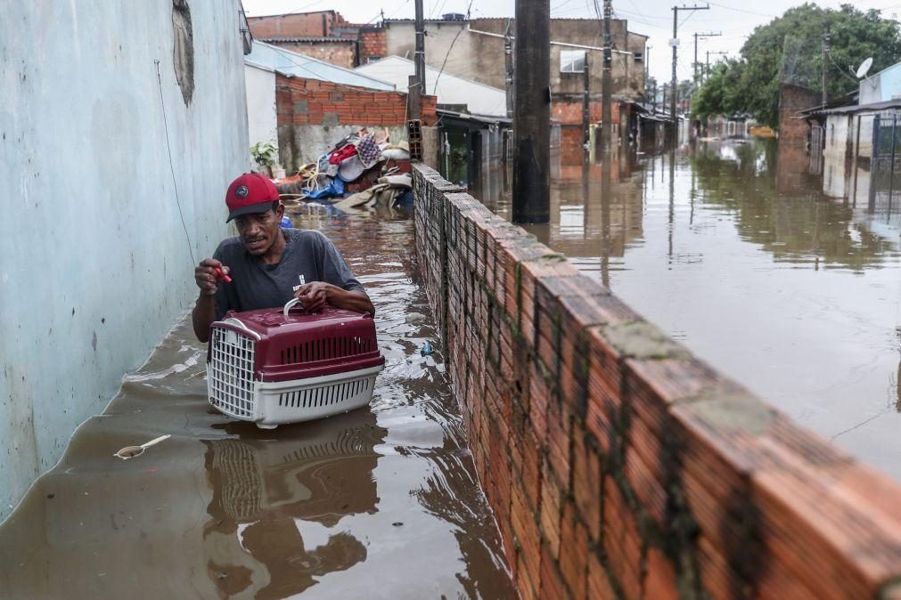 Cidade brasileira de Porto Alegre prepara-se para inundações recorde