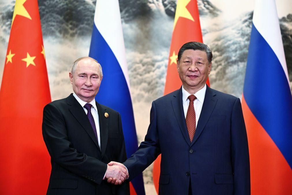 Xi Jinping diz a Putin que China e Rússia vão 