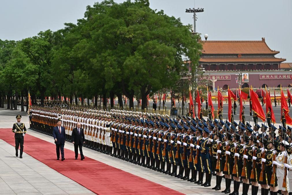 Xi Jinping recebe Putin com honras militares antes de reunião à porta fechada