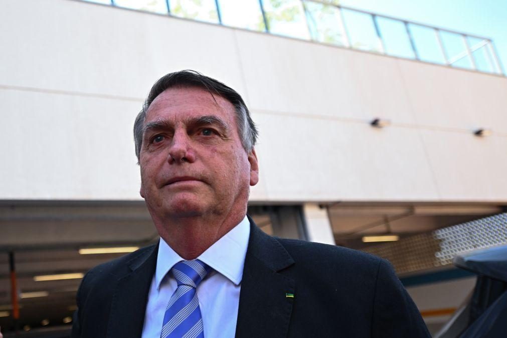 Bolsonaro recebe alta hospitalar após passar duas semanas internado