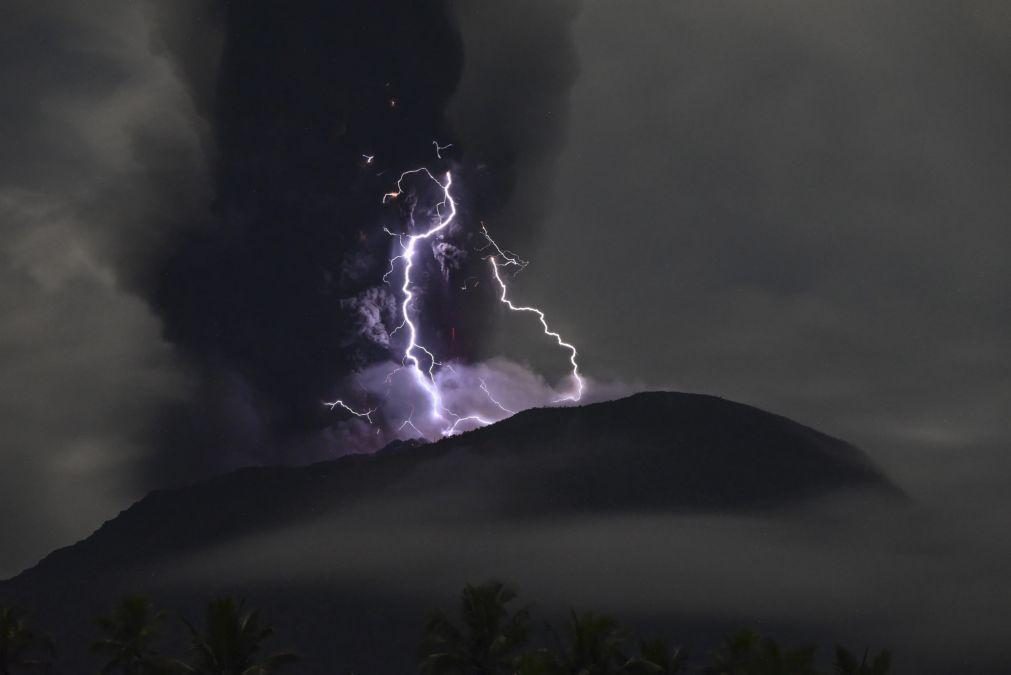 Sete localidades evacuadas na Indonésia depois de novas erupções do vulcão Ibu