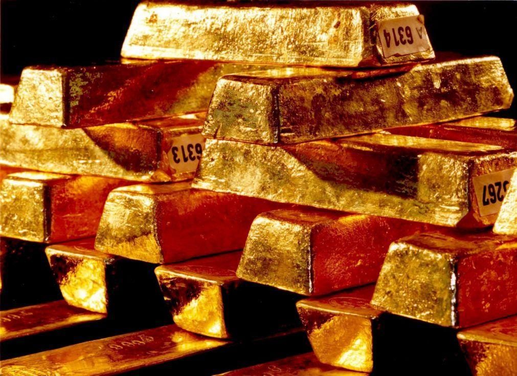 Ouro atinge novo máximo e prata sobe para nível mais alto desde 2012