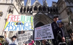 Tribunal britânico autoriza Julian Assange a recorrer contra extradição para EUA