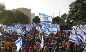 Milhares exigem demissão de Netanyahu frente ao parlamento de Israel