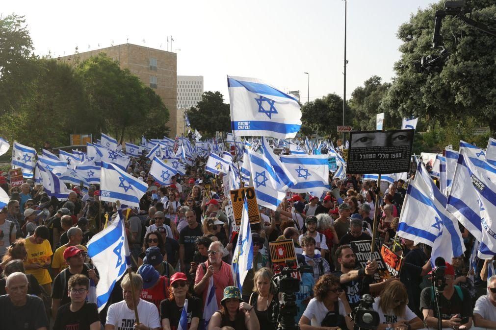 Milhares exigem demissão de Netanyahu frente ao parlamento de Israel