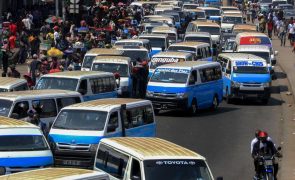 Subida de preço de transportes em Luanda obriga a longas caminhadas