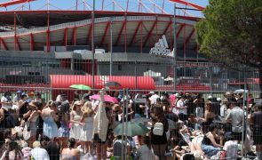 Milhares de pessoas nas imediações do Estádio da Luz aguardam Taylor Swift