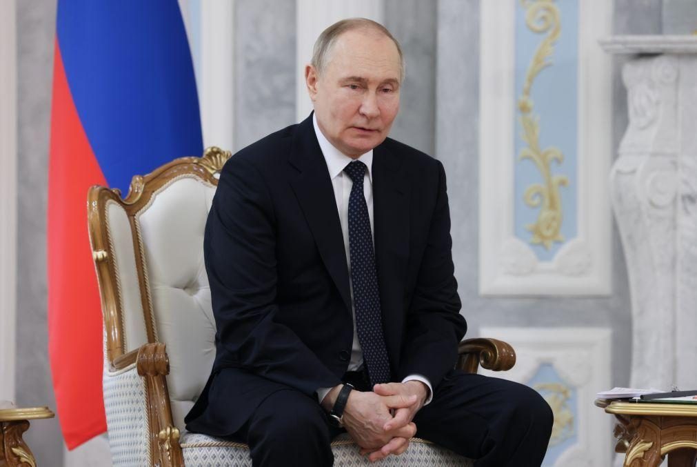 Putin favorável à reabertura de negociações de paz, mas duvida da legitimidade de Zelensky