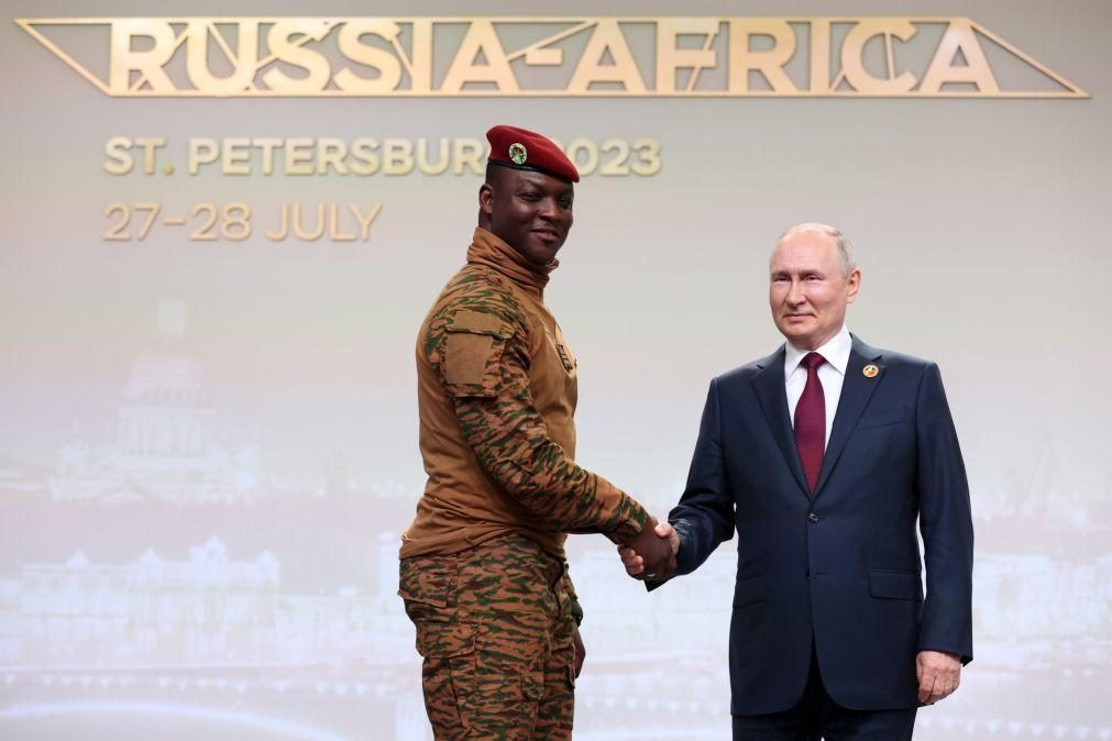 Regime militar do Burkina Faso prolonga transição por mais cinco anos