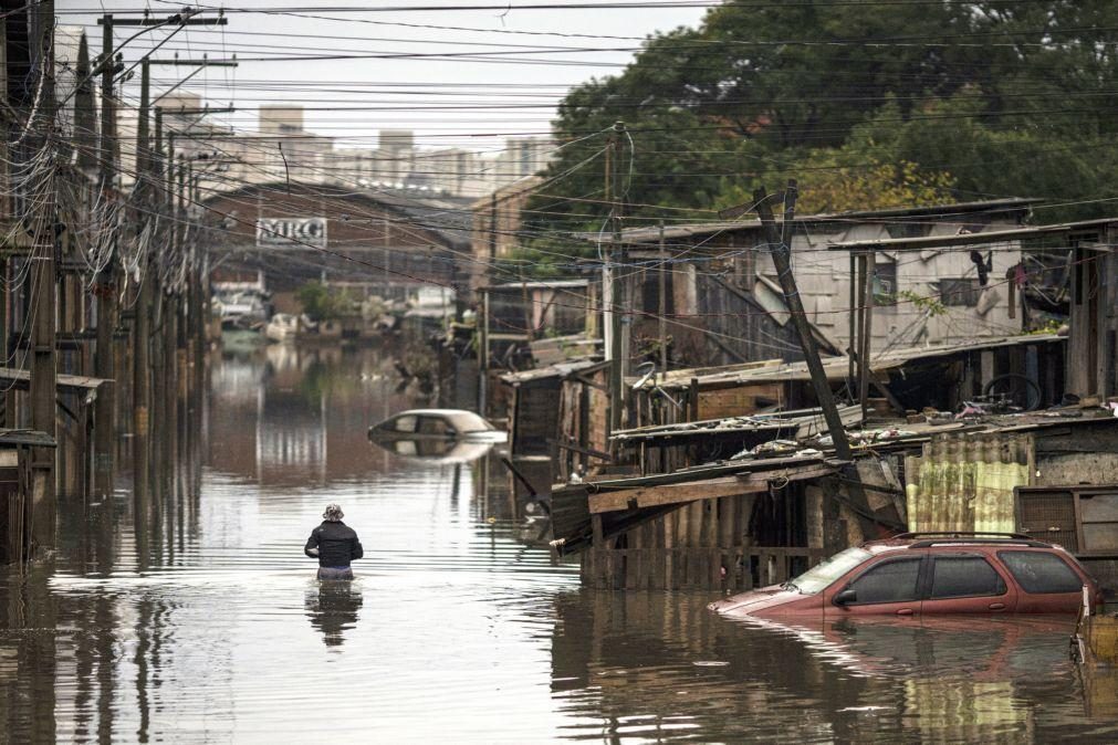 Cidade brasileira Porto Alegre ainda inundada recupera voos comerciais
