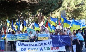 Mais de meia centena de ucranianos expressam em Lisboa apoio a Zelensky
