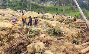 Governo da Papua-Nova Guiné reduz para 670 número de soterrados em deslizamento de terra