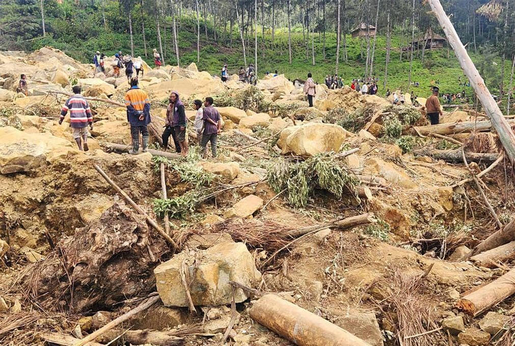 Governo da Papua-Nova Guiné reduz para 670 número de soterrados em deslizamento de terra