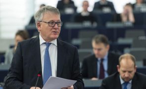 Comissária Europeia abriu porta à extrema-direita para ganhar votos, diz Nicolas Schmidt