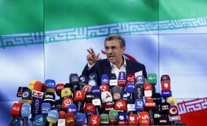 Ex-presidente da linha dura Ahmadinejad regista-se como candidato presidencial