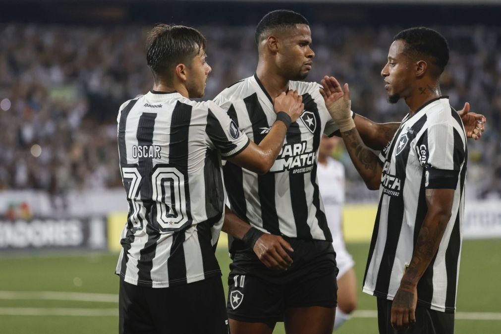 Botafogo vence Corinthians é é líder provisório do Brasileirão