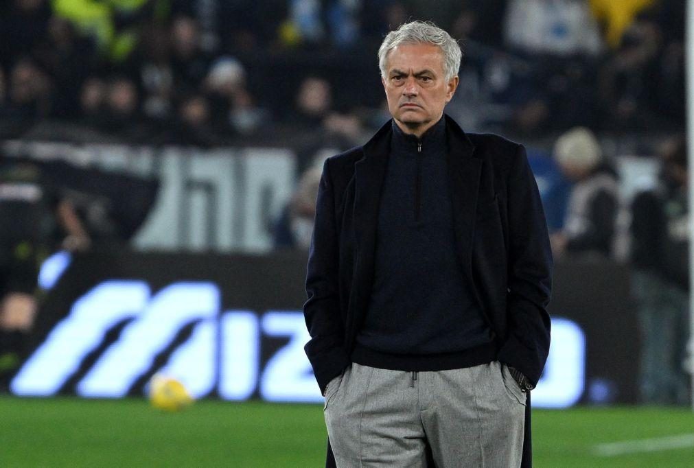 Mourinho recebido por multidão de adeptos do Fenerbahçe em Istambul