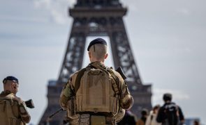 Caixões com referências à Ucrânia colocados ao pé da Torre Eiffel em Paris
