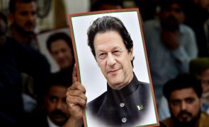 Ex-primeiro-ministro do Paquistão Imran Khan absolvido das acusações de divulgação de documentos classificados