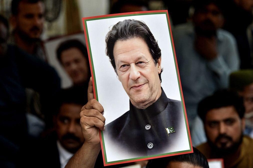 Ex-primeiro-ministro do Paquistão Imran Khan absolvido das acusações de divulgação de documentos classificados