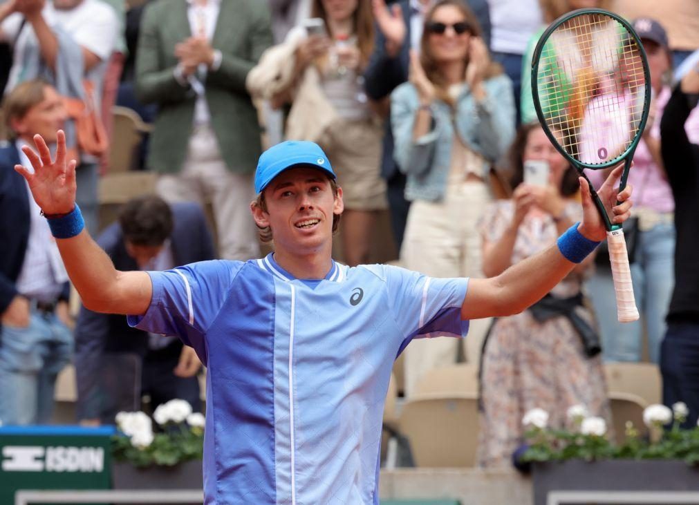 De Minaur afasta Medvedev nos oitavos de final de Roland Garros