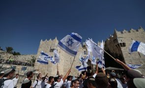 Nacionalistas israelitas marcham em Jerusalém gritando 