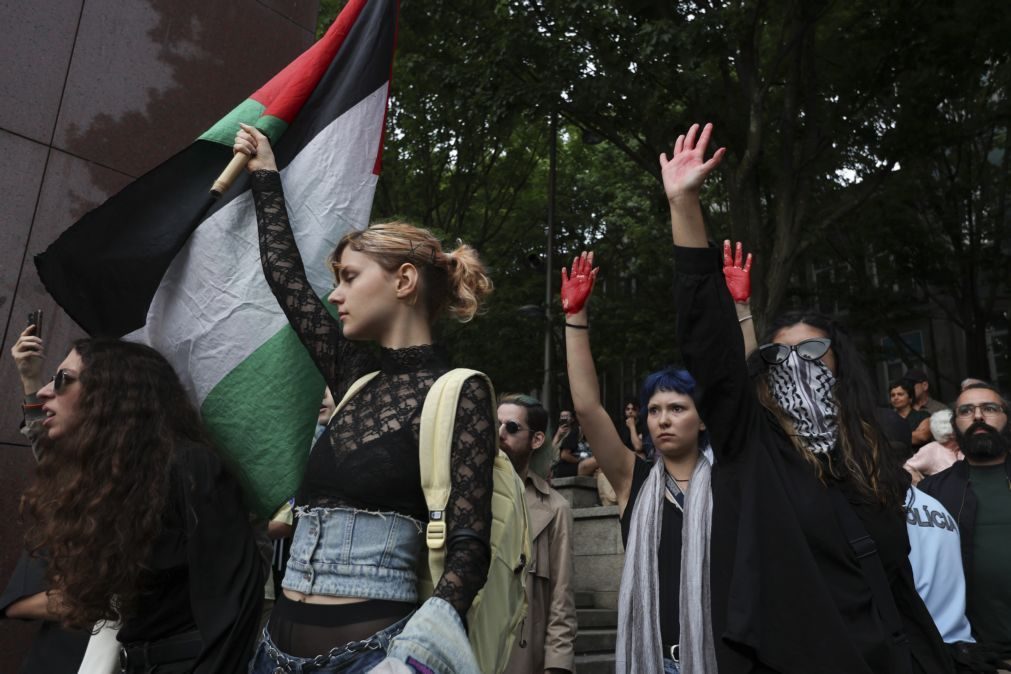 Discurso de Von der Leyen interrompido por manifestantes de apoio à Palestina