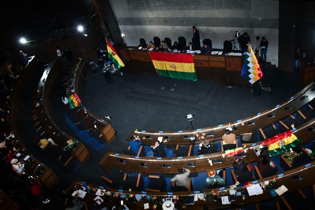 Parlamento da Bolívia demite líderes dos órgãos judiciais em sessão polémica