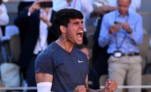 Carlos Alcaraz bate Jannik Sinner rumo à primeira final de Roland Garros