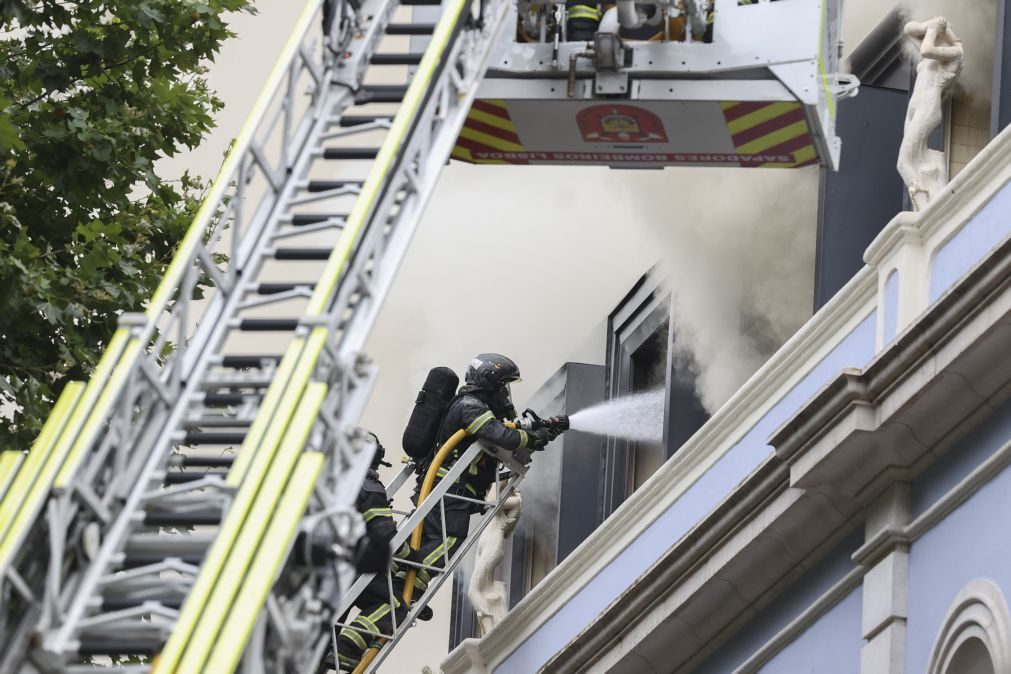 Incêndio na Avenida da Liberdade em Lisboa extinto e em fase de rescaldo